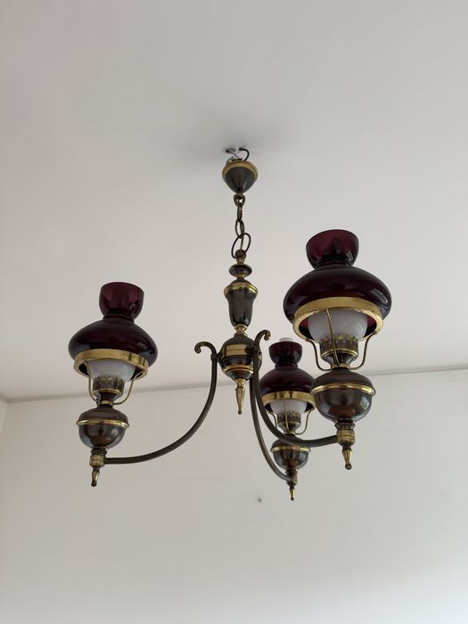 Candeeiro Lustre clássico em latão com globos em vidro