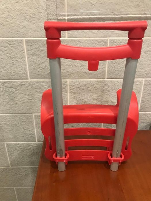 Vendo trolley vermelho