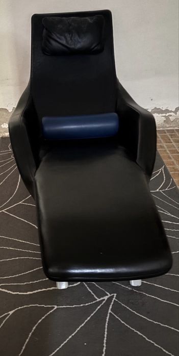 Cadeirão preto em pele