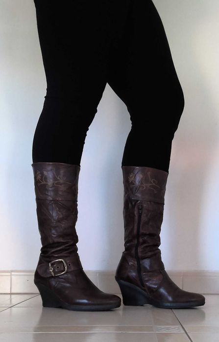 Botas Altas de Cunha com Fivela, com Detalhes Floridos