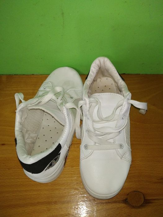 Красовки для дівчинки.