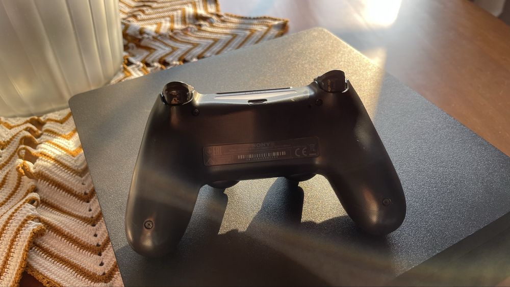 PS4 Slim (Com Defeito na Placa) + Comando Original e Cabos 100% Funcionais