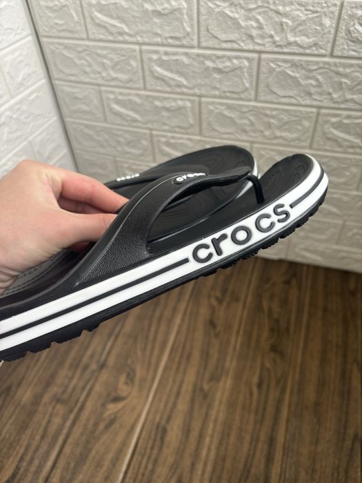 Чорно-білі в'єтнамки Crocs Bayaband Flip