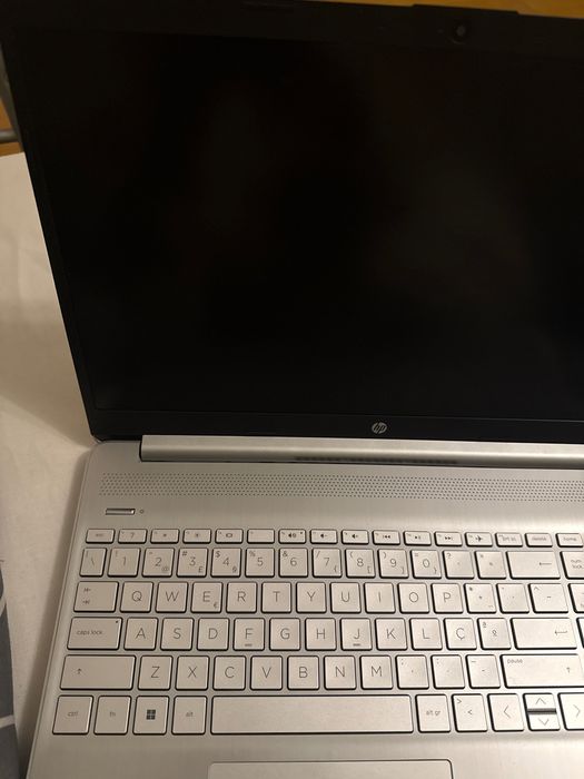 Portátil HP 15s-fq5xxx em excelente estado, ideal para estudo, trabalho e uso diário