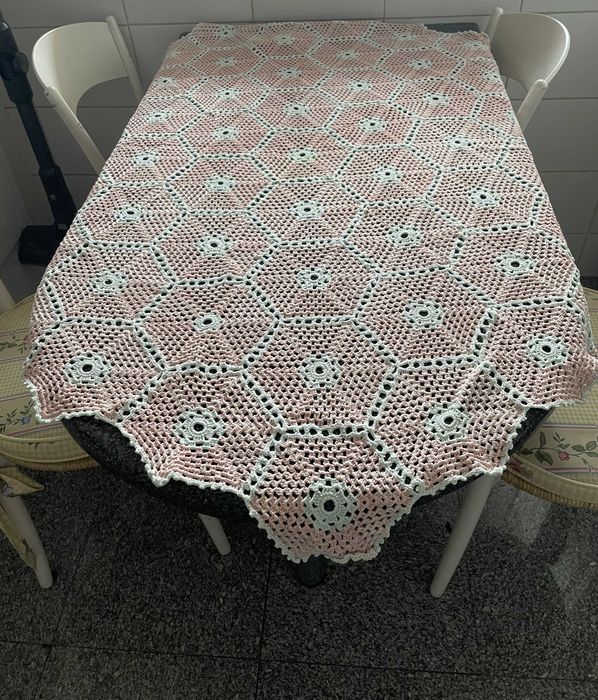 Encantadora toalha de mesa em renda, feita à mão