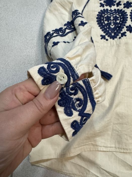 Вишиванка жіноча біла (бежева) з синьою вишивкою