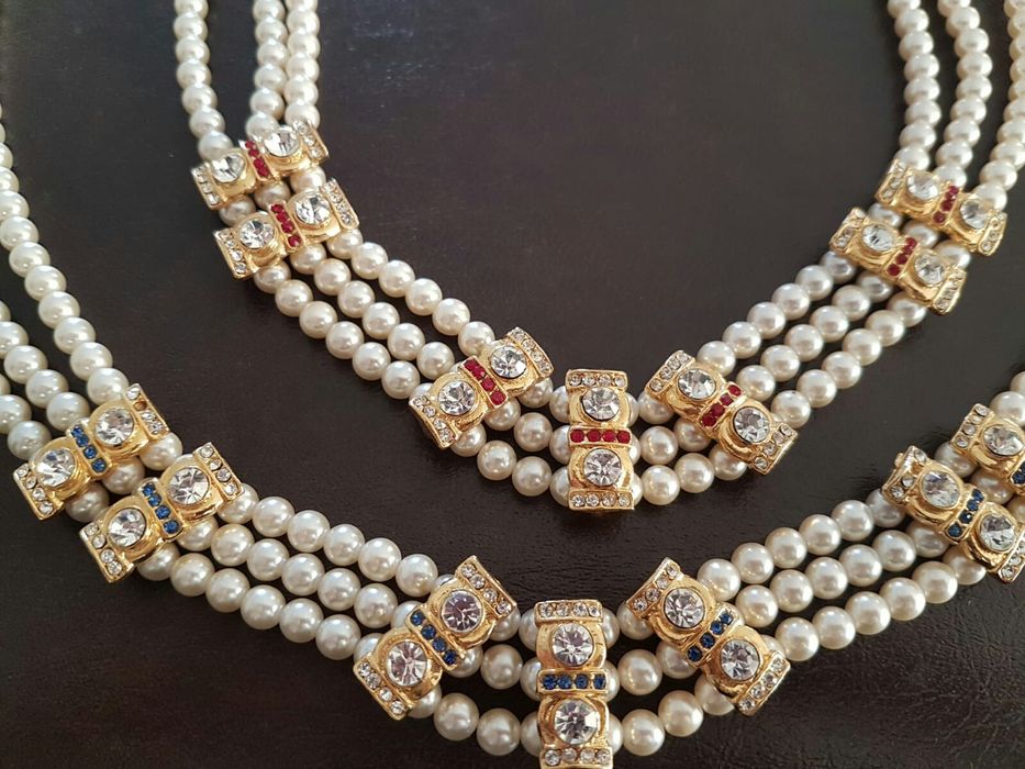 Colar de pérolas com brilhantes