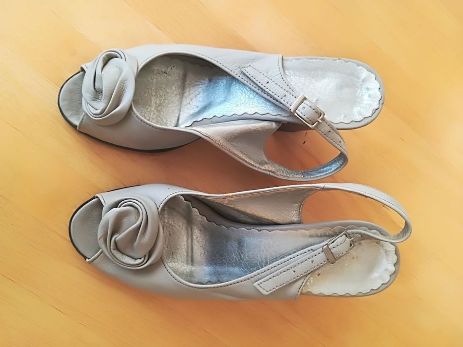 Босоніжки з трояндою,розм.36, 189,00дуже зручні,модельні, фабричні,Пол