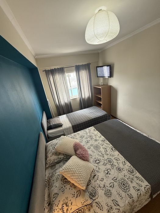 Quarto aconchegante casal c/s filho em zona calma em Penha de França