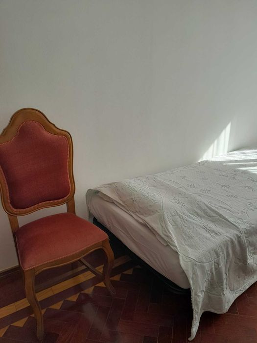 Quarto em rua do Vale de Santo António 143