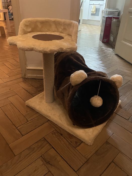 Briquedo e arranhador para gato