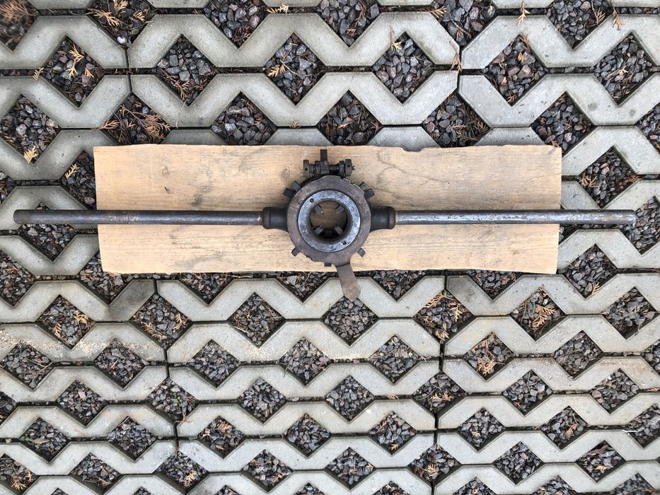 Клуп часів СССР для нарізки різьби