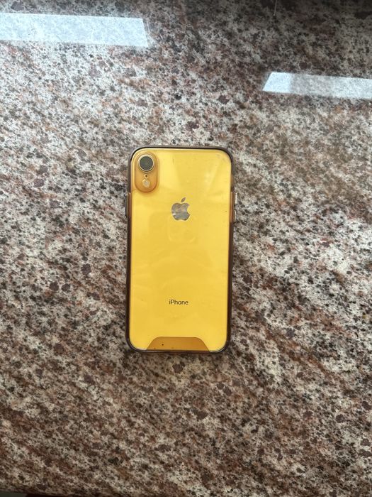 Iphone XR, желтый с чехлом