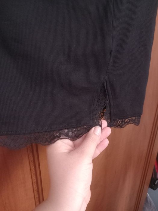 Spódnicą sinsay m czarna z koronkowa obwódką