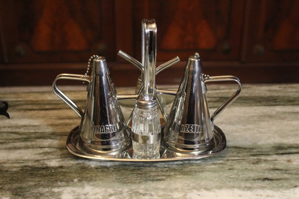 Galheteiro vintage em inox, com um design funcional e clássico.