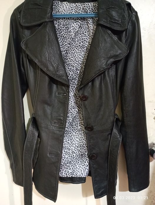 Кожаный женский пиджак болотного цвета