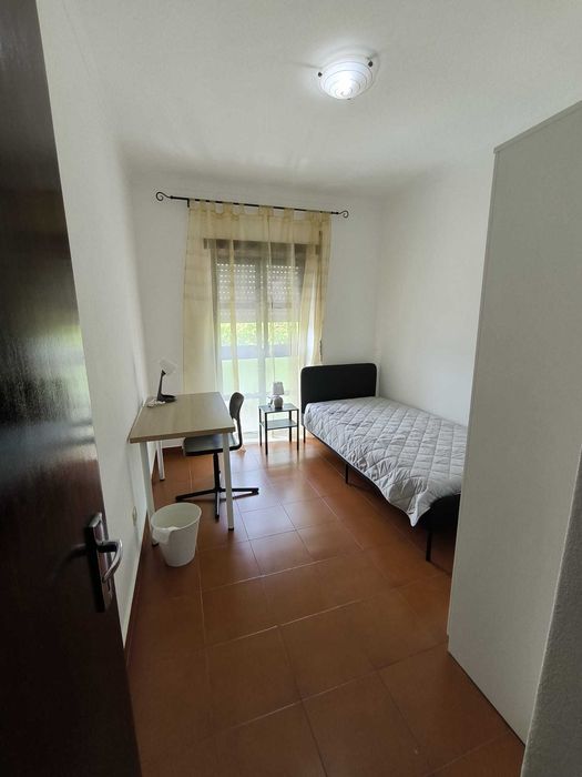 Aluga-se quarto no bairro das Corunheiras
