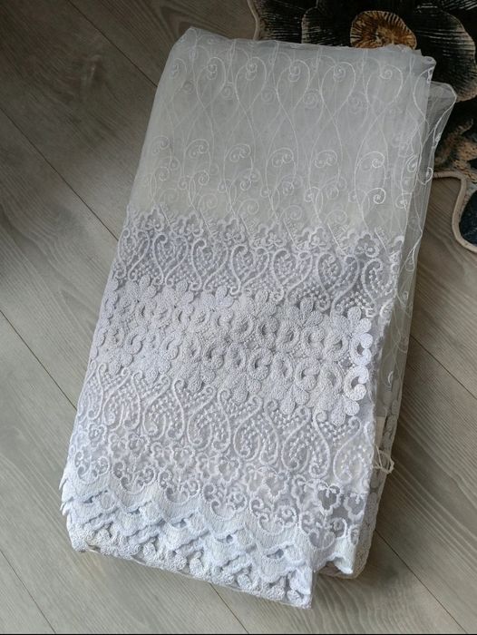 2 firanki długie gotowe na taśmie marszcoznej z mieniaca nitka