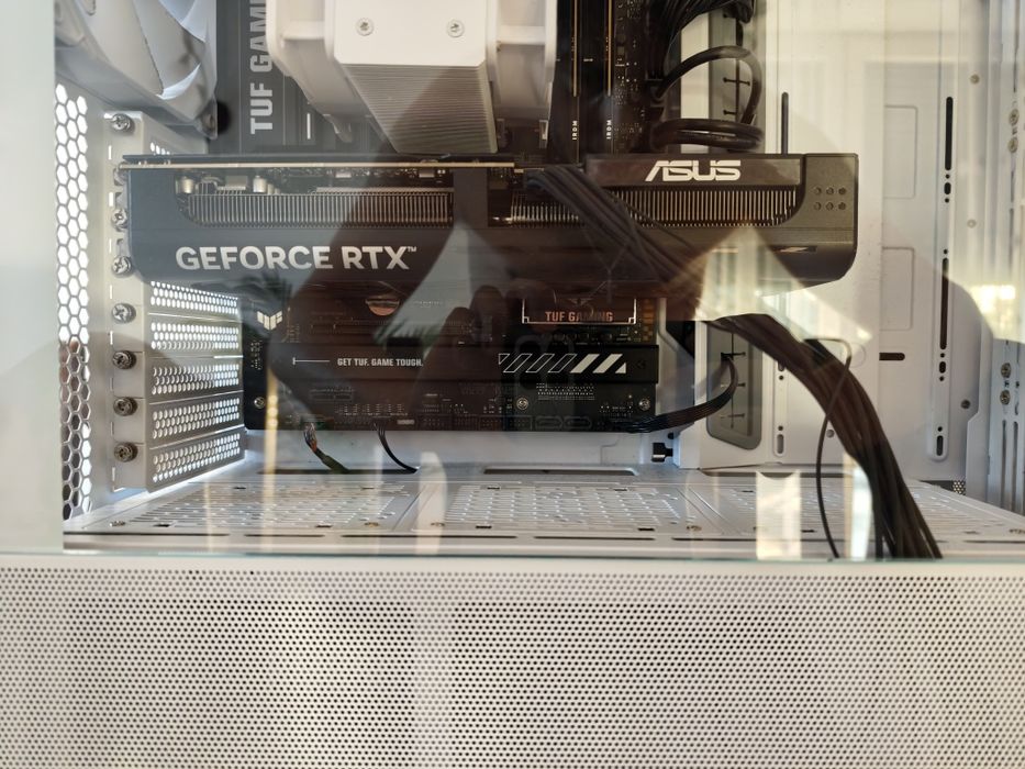 Komputer gamingowy RTX5070 Ryzen 7700 32GB B850 Wi-Fi Do gier