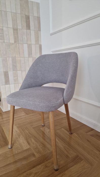 Drewniane tapicerowane krzesła