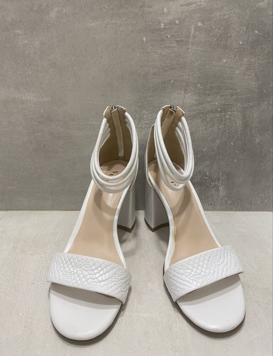 Жіночі білі босоніжки