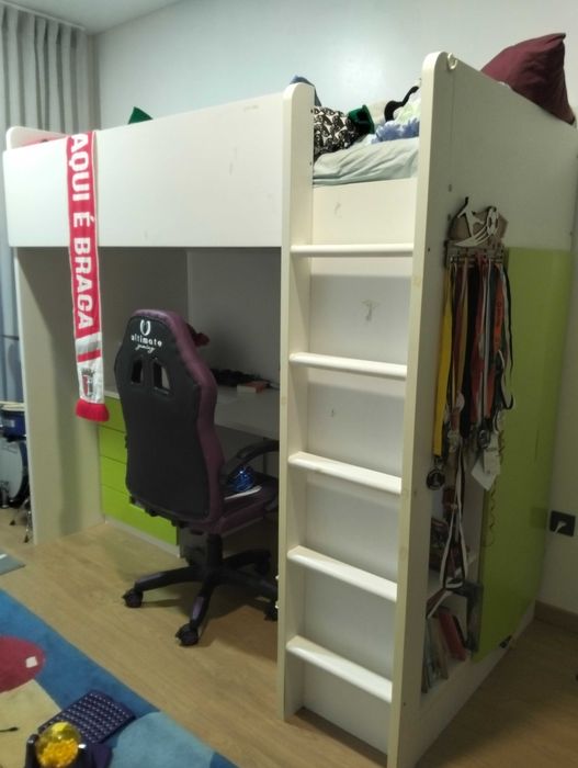 Cama alta, com secretária, móvel e colchão