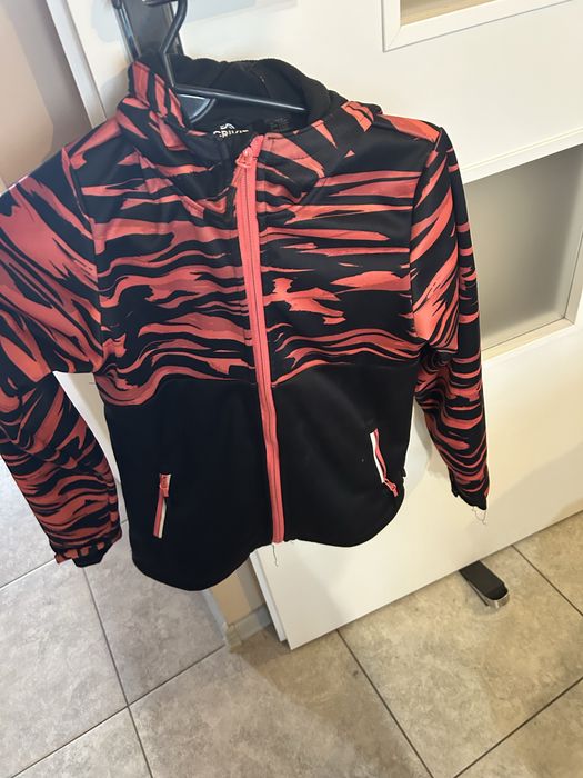 Lekka kurtka sportowa dziewczeca czarno rozowa crivit  134 140
