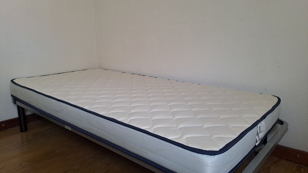 Estrado cama de solteiro com colchão. Usado apenas 1 vez