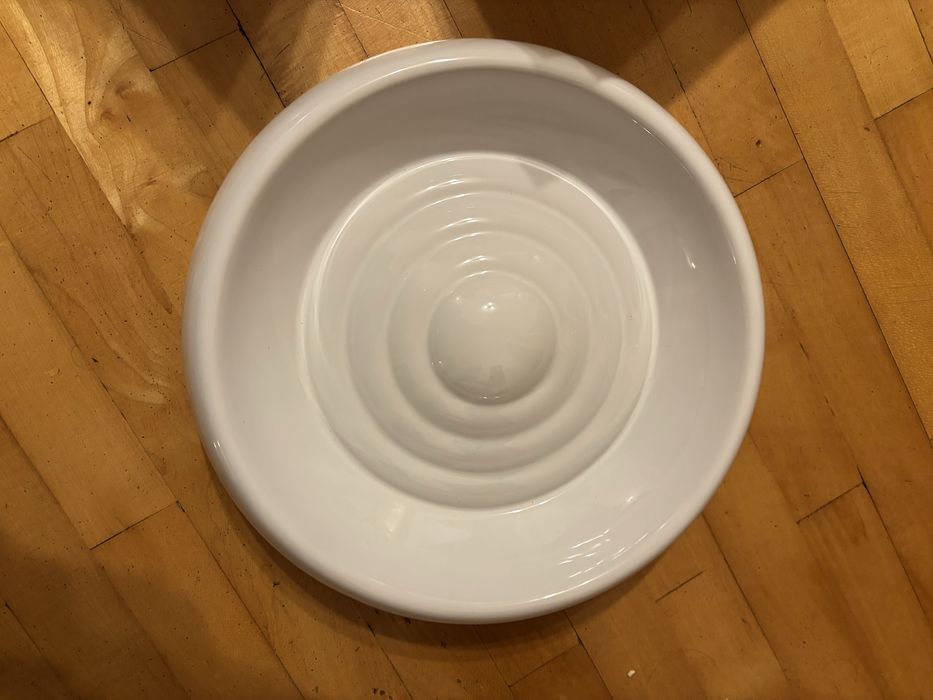 Poidło. Miska ceramiczna dla kota