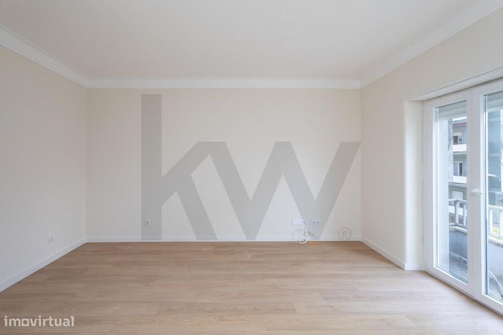 T2 renovado com varanda na Estrela | 2.300€/mês
