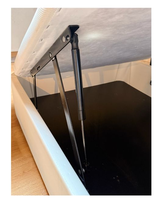 Cama individual com arrumação