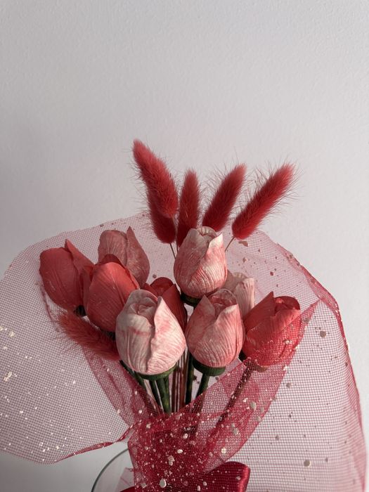 Ramo de tulipas vermelhas em gesso
