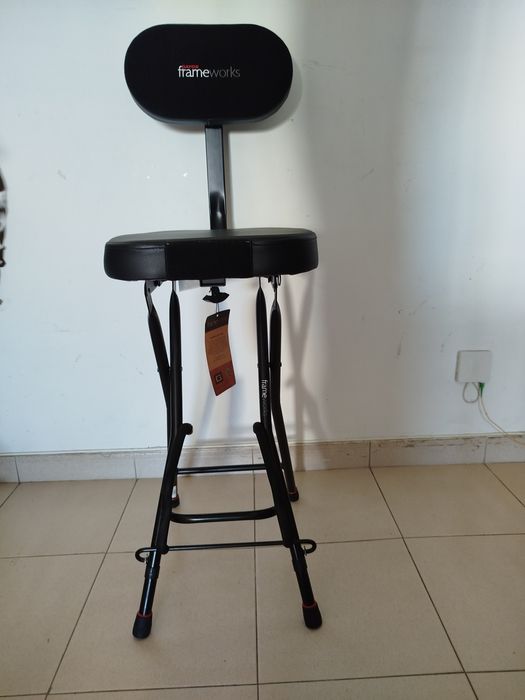 Banco de guitarrista  músical com apoio de viola .em estado igual novo