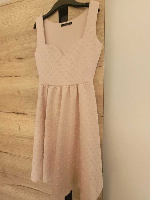 Pudroworóżowa sukienka w serduszka