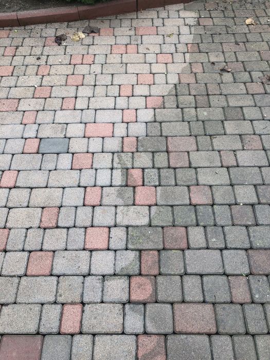 Мийка бруківки та дахів