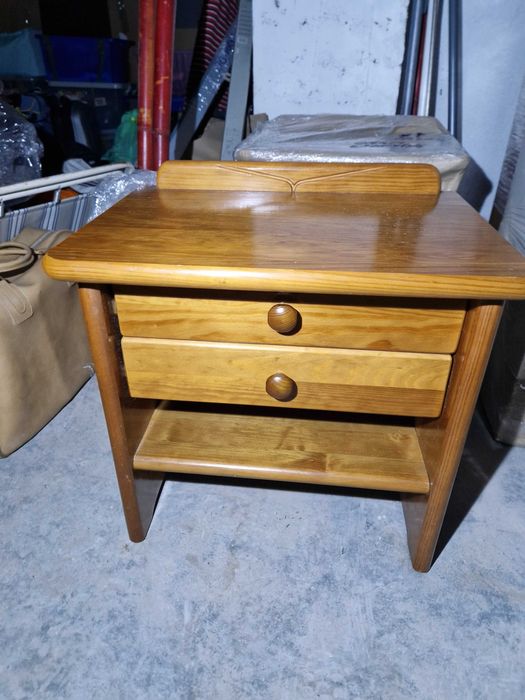 Mesas de cabeceira em cor de mel