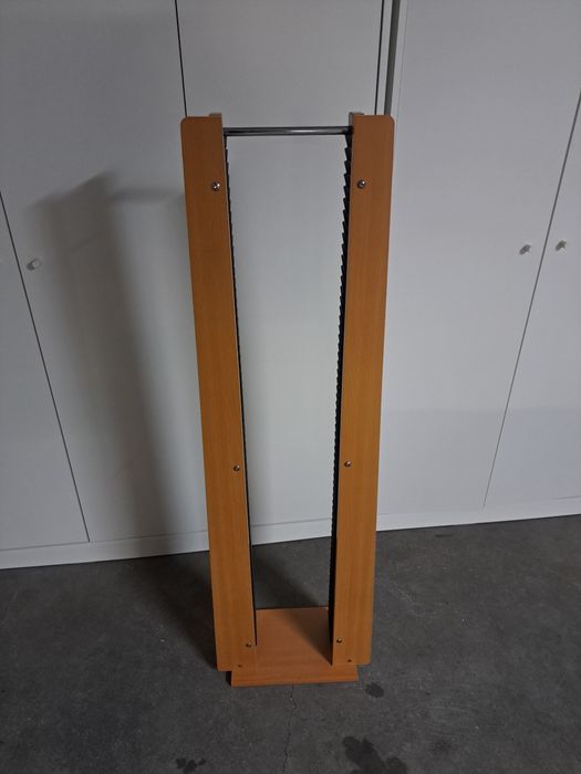 Móvel porta DVD's vertical em madeira