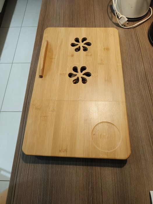 Bambusowy stolik na laptopa
