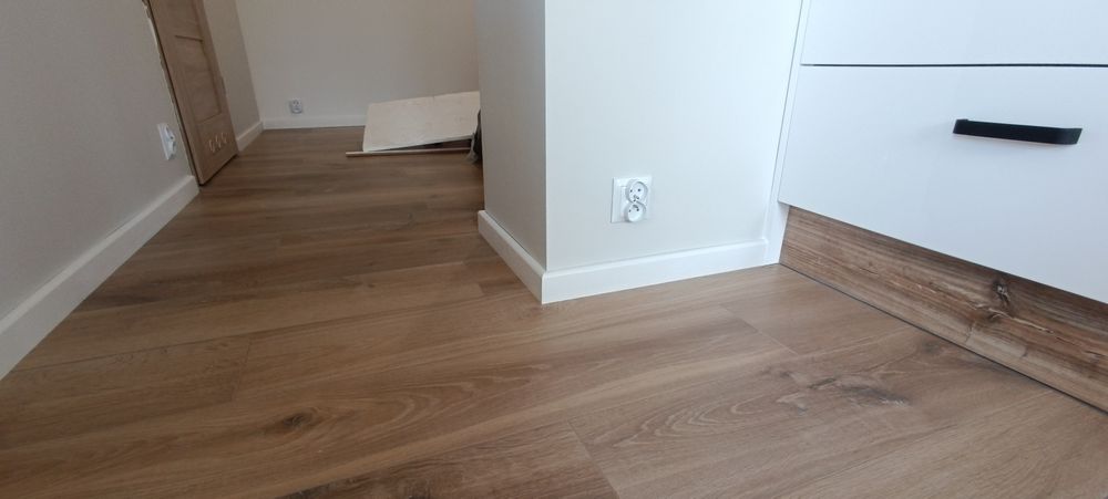 Montaż listew przypodlogowych