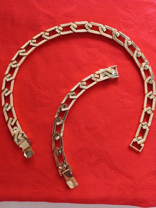 Conjunto de gargantilha e pulseira douradas marca Shock