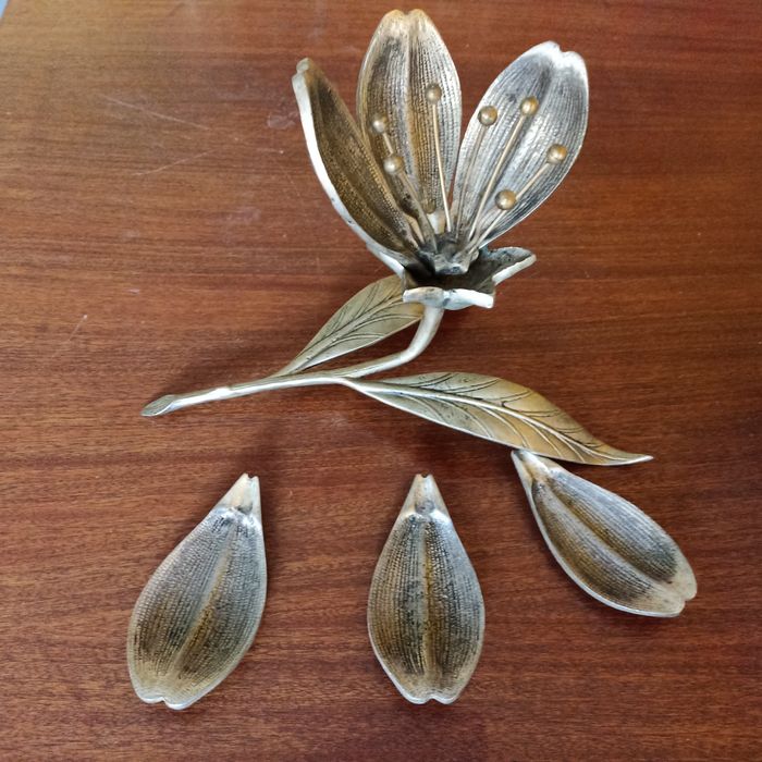 Flor cinzeiro vintage em bronze com pétalas amoveis