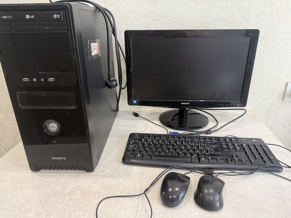 Продається Комп'ютер: системний блок Gigabyte + монітор Philips 19" + клавіатура + 2 миші