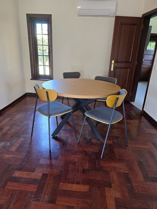 Mesa com 4 cadeiras