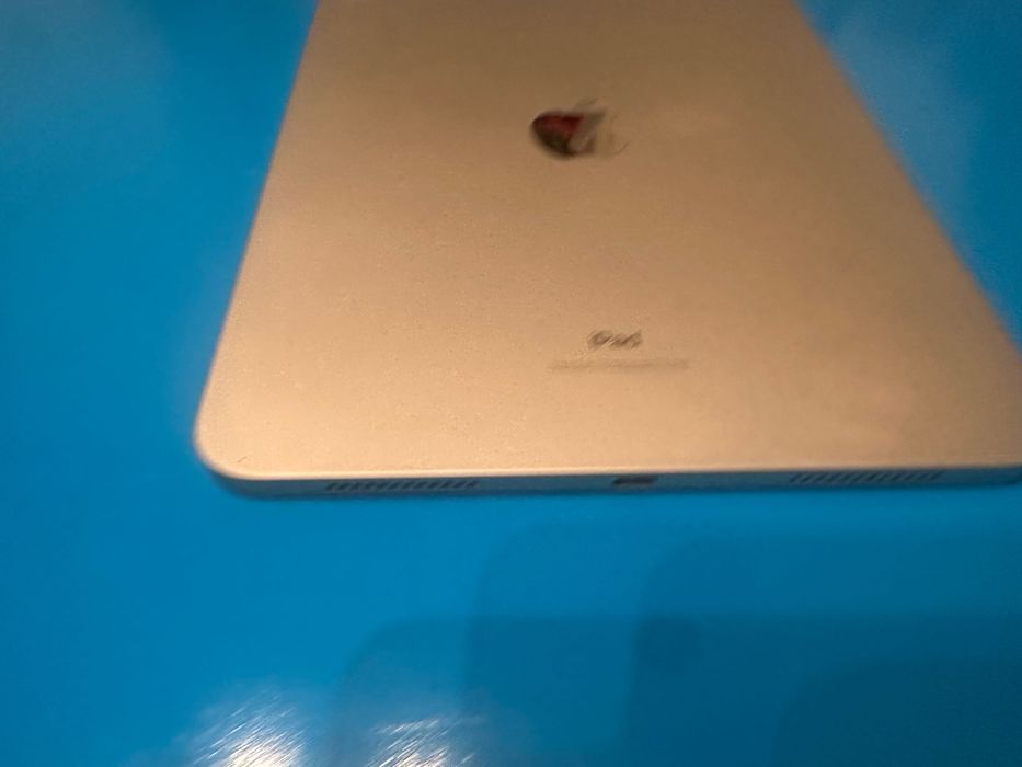 iPad 2023 10 64гб батарея 100%