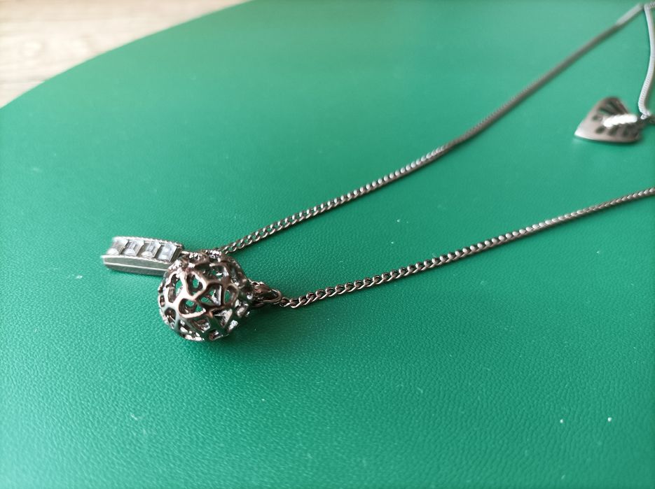 Bardzo długi naszyjnik