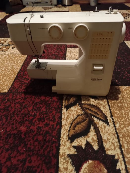 Швейна машинка для шиття одягу