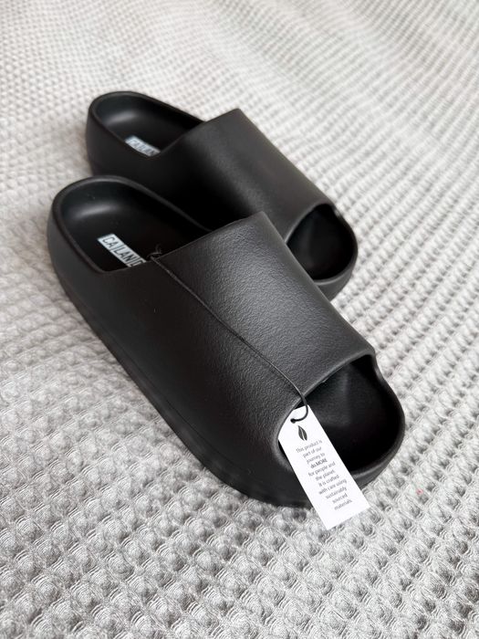 Czarne buty/klapki na lekkim podwyższeniu