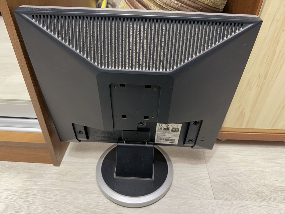 Офісні монітори( також єсть системники і принтер)