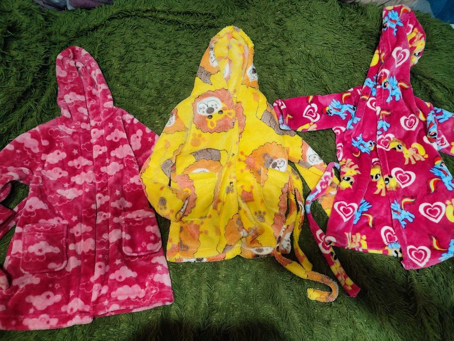 Продам новые махровые халаты на девочку 2-3 года
