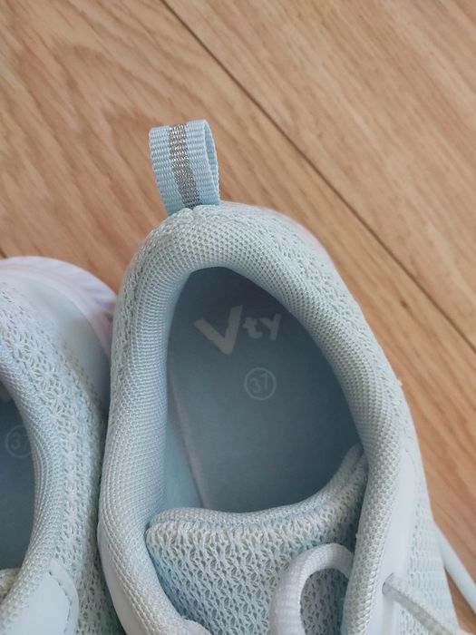 Buty sportowe lekkie sneakersy Vty rozmiar 37